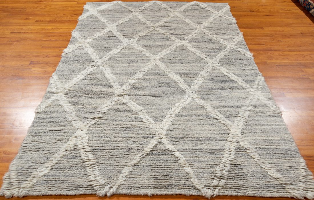 https://kebabians.com/wp-content/uploads/2021/04/50082_ESW498A-Essential_Wool_Chic_Moroccan_Hand_Knotted_Grey_White_Rug-63x811-India-3.jpg